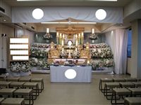 スロープと芳名板